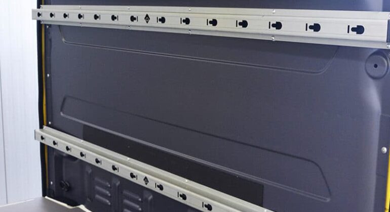 VANSysteme-Rueckhaltetraeger-an-Trennwand